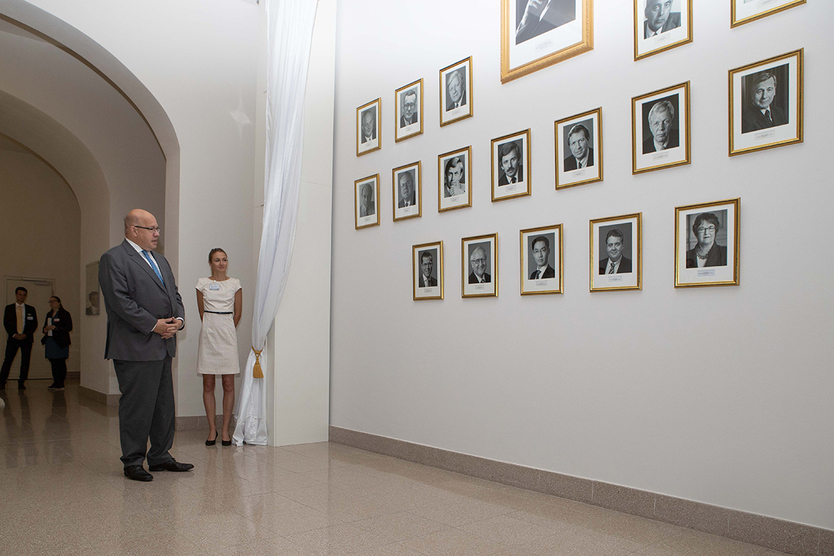Bundesminister Peter Altmaier begutachtet die Ahnengalerie im Bundesministerium für Wirtschaft und Energie, die im Rahmen der Feierlichkeiten neu gestaltet wurde. Außerdem wurde der größte Saal des Ministeriums in "Ludwig Erhard Saal" umbenannt.