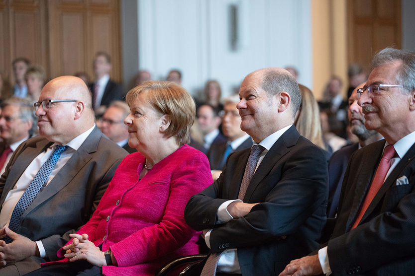 Bundeswirtschaftsminister Peter Altmaier, Bundeskanzlerin Angela Merkel, Bundesfinanzminister Olaf Scholz und BDI-Präsident Dieter Kempf (v.l.n.r.) während des Festakts anlässlich des 70. Jubiläums der Sozialen Marktwirtschaft.