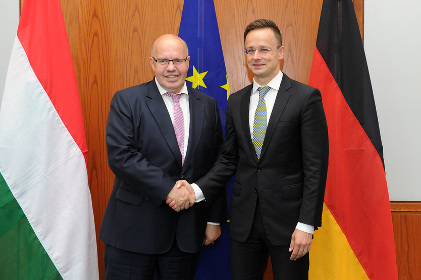 Bundesminister Peter Altmaier mit dem Minister für Auswärtiges und Außenhandel Ungarns, Péter Szijjártó am 5. Juni 2018 im Bundesministerium für Wirtschaft und Energie.