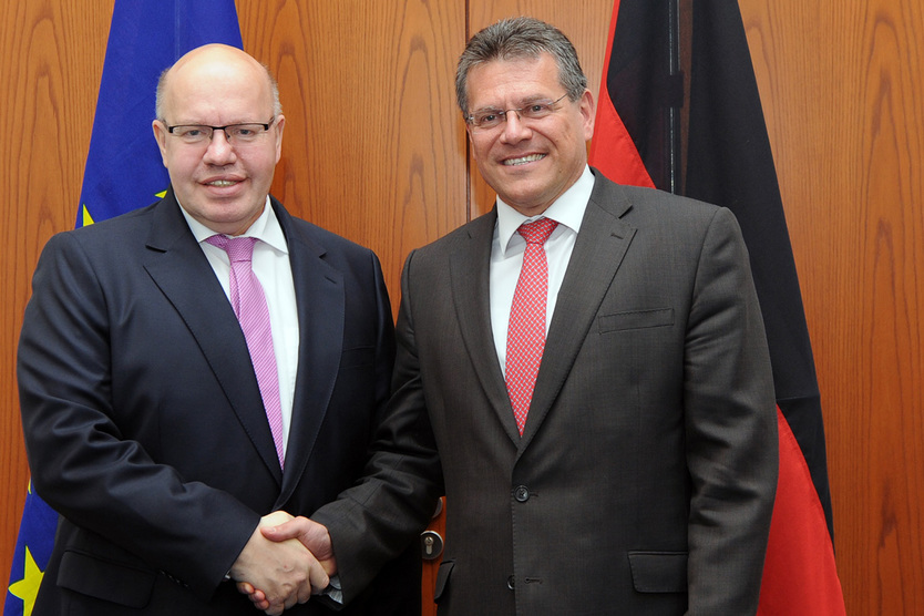 Bundeswirtschaftsminister Peter Altmaier und der Vizepräsident der Europäischen Kommission, Maroš Šefčovič, am 16. April 2018 im BMWi.