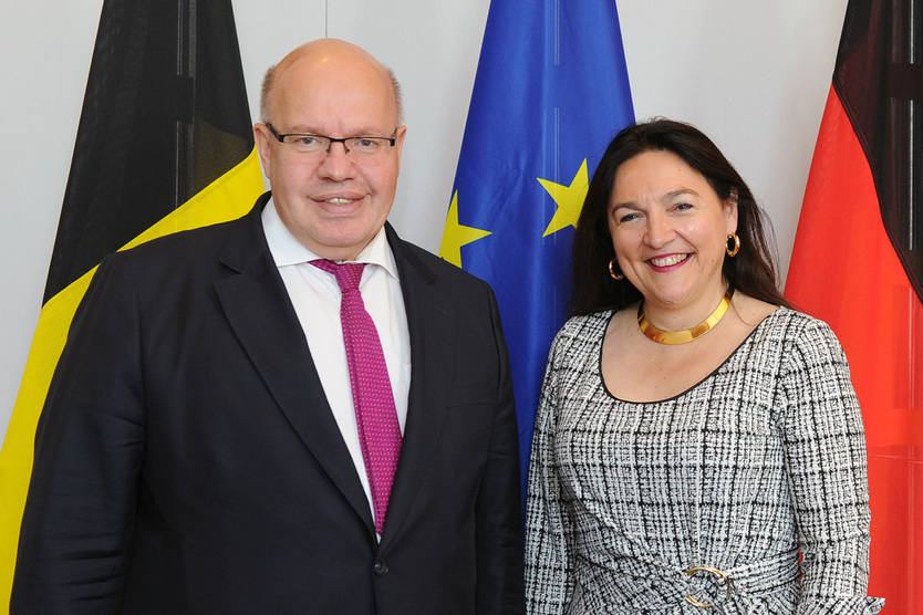 Bundesminister Peter Altmaier und die belgische Umwelt- und Energieministerin Marie Christine Marghem unterzeichneten am 16. Oktober 2018 eine Absichtserklärung, die Stromhilfe für Belgien in Falle einer Energieknappheit zusichert.