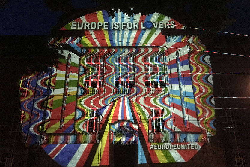 Das Bundeswirtschaftsministerium nimmt in seiner Funktion als Europaministerium am Festival of Lights teil. Unter dem Motto „Europe is for lovers!“ wird das Ministerium mit drei Motiven angestrahlt und setzt so ein leuchtendes Zeichen für Europa.
