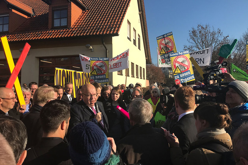 In Redwitz sucht Bundesminister Altmaier die Diskussion mit Demonstrantinnen und Demonstranten: "Ich bin beeindruckt, wie präzise und sachlich die Bürger ihr Anliegen vorbringen. Wir wollen eine faire Lösung finden."
