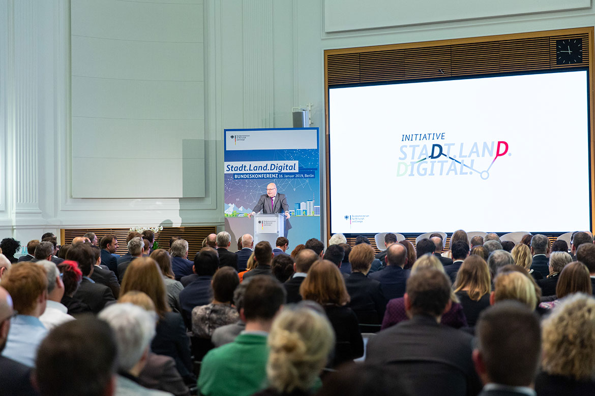 Der Bundesminister für Wirtschaft und Energie, Peter Altmaier, hat am 16.01.2018 auf der Bundeskonferenz Stadt.Land.Digital in Berlin den Startschuss für die gleichnamige Initiative gegeben.