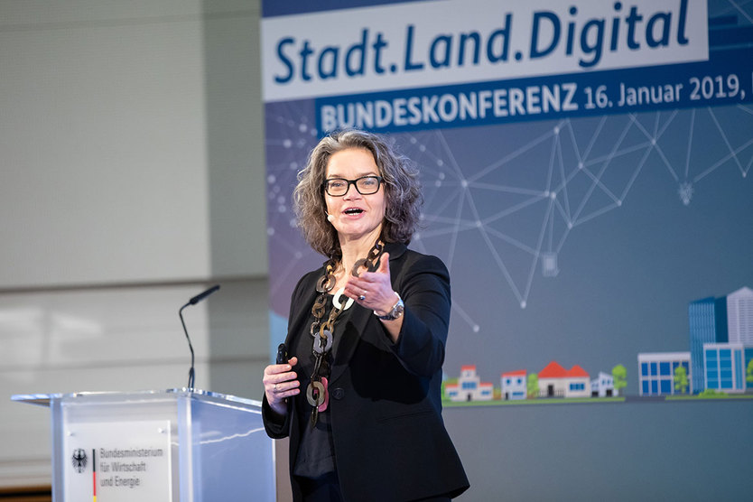 Claudia Nemat, Vorstandsmitglied Technologie und Innovation der Deutschen Telekom, stellt Smart Cities und Smart Regions als Geschäftsfeld vor. 