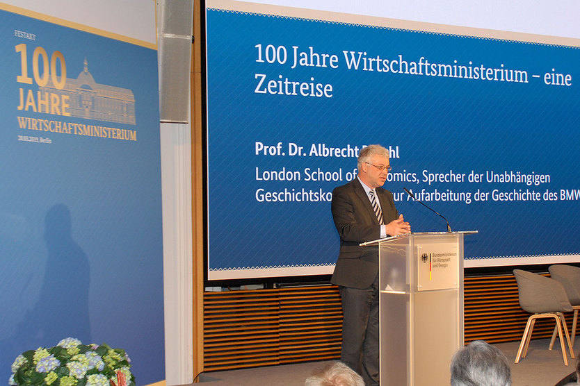 In seiner Keynote nahm Prof. Dr. Albrecht Ritschl, Sprecher der Unabhängigen Geschichtskommission zur Aufarbeitung der Geschichte des BMWi, das Publikum auf eine Zeitreise durch 100 Jahre Wirtschaftsministerium.