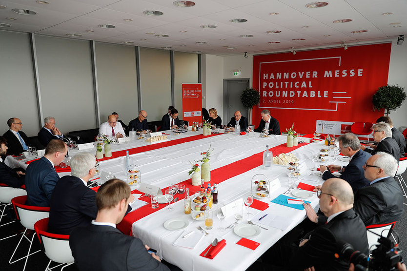 Mit Vertreterinnen und Vertretern von Unternehmen und Verbänden diskutierte Wirtschaftsminister Altmaier auf dem „Political Roundtable“ über die Nationale Industriestrategie 2030.