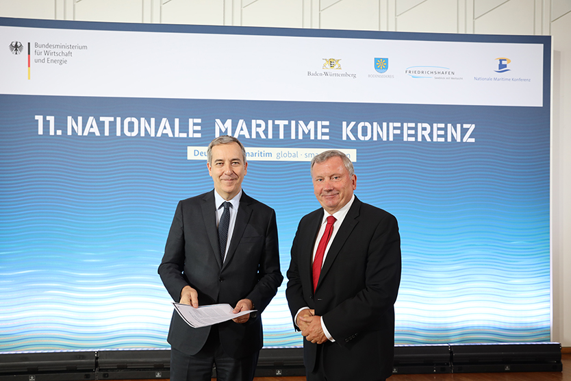 Der Koordinator der Bundesregierung für die maritime Wirtschaft, Nobert Brackmann, übergibt das Initiativpapier "Europa maritim: global • smart • green" an seinen französischen Amtskollegen Denis Robin.