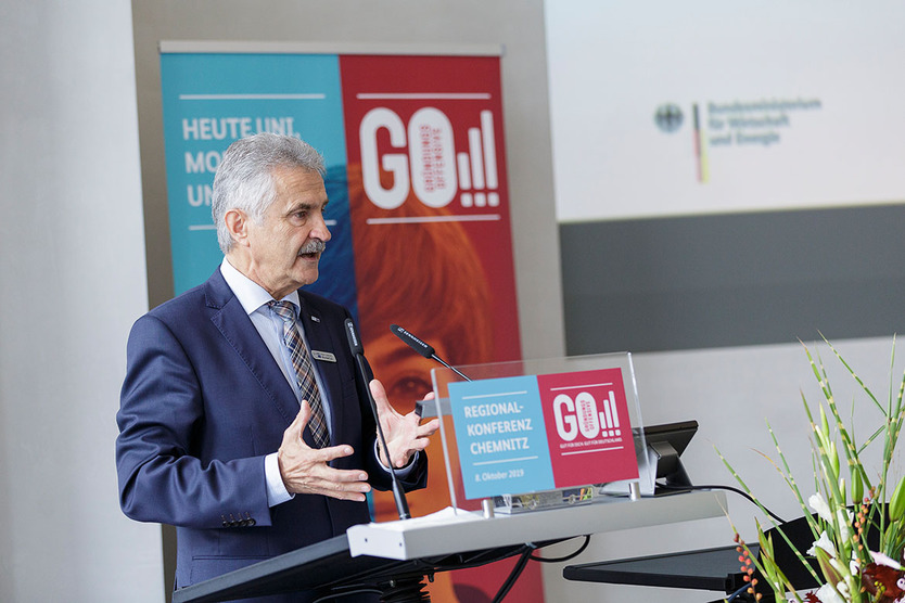 Hans-Joachim Wunderlich, Hauptgeschäftsführer der IHK Chemnitz, begrüßt die Teilnemhmerinnen und Teilnehmer der Regionalkonferenz.