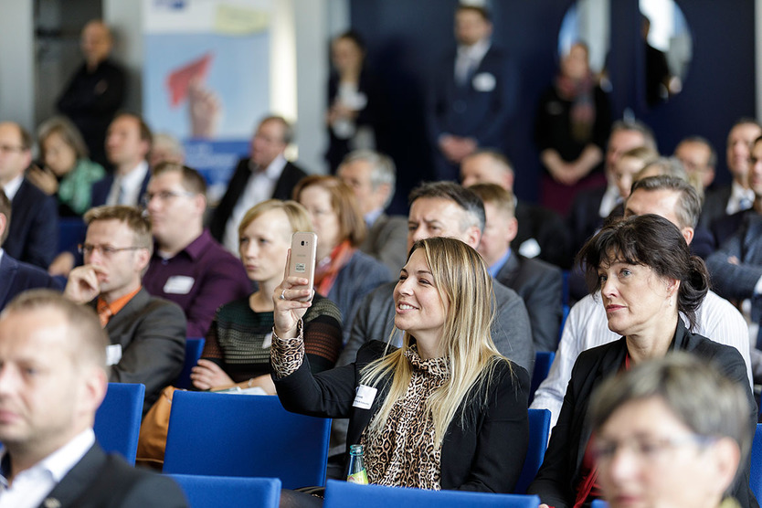 Die Veranstaltung in Chemnitz mit rund 150 Gründerinnen und Gründern sowie Unternehmen und Gründungsinitiativen aus Sachsen bot die Möglichkeit zum individuellen Austausch zwischen Wirtschaft und Politik.