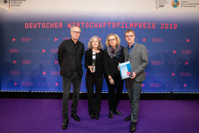 In der "Kategorie Wirtschaft gut erklärt" erhielt der von Marcus O. Rosenmüller (rechts) gestaltete Film "Die Affäre Bogward" den 1. Preis.