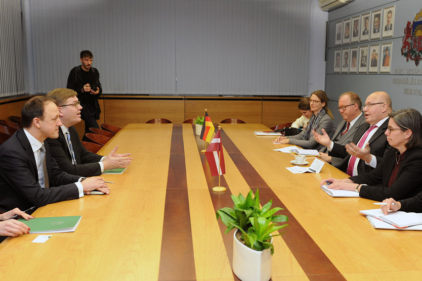 Was sind Prioriäten Lettlands, wenn Deutschland die EU-Ratspräsidentschaft übernimmt? Bundesminister Altmaier im Gespräch mit Juris Pūce, Minister für Umweltschutz und Regionalentwicklung der Republik Lettland.