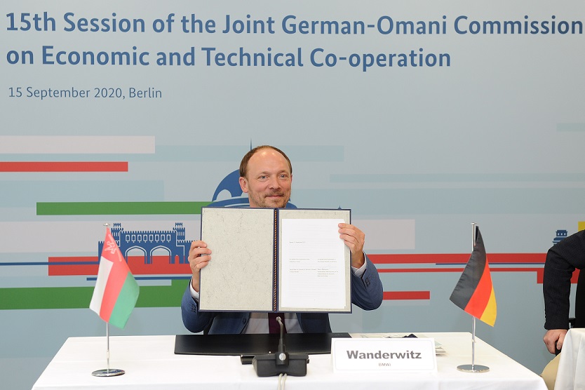 Der Parlamentarische Staatssekretär Marco Wanderwitz mit den "Agreed Minutes" auf bei der virtuellen 15. Deutsch-Omanischen Gemischte Wirtschaftskommission zu den deutsch-omanischen Wirtschaftsbeziehungen.