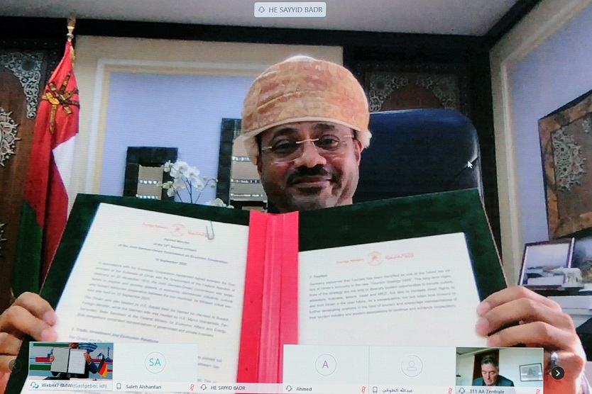 Der Außenminister des Sultantas Oman Sayyid Badr Al Busaidi mit den "Agreed Minutes" bei der virtuellen 15. Deutsch-Omanischen Gemischten Wirtschaftskommission zu den deutsch-omanischen Wirtschaftsbeziehungen.