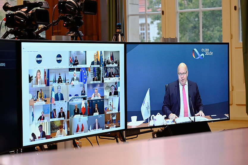 Zwei Monitore zeigen die Teilnehmerinnen und Teilnehmer zusammengeschaltet sowie Bundeswirtschaftsminister Peter Altmaier.