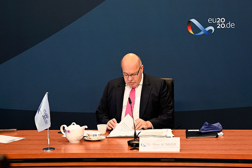 Bundeswirtschaftsminister Peter Altmaier blickt auf der Konferenz in seine Unterlagen.