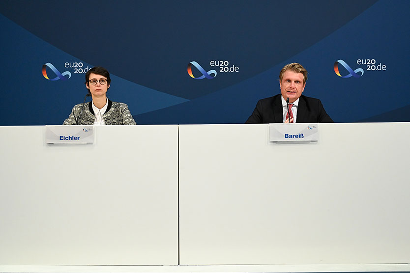 Parlamentarischer Staatssekretär Thomas Bareiß und eine Mitarbeiterin des Bundeswirtschaftsministeriums auf dem Podium des Forums.