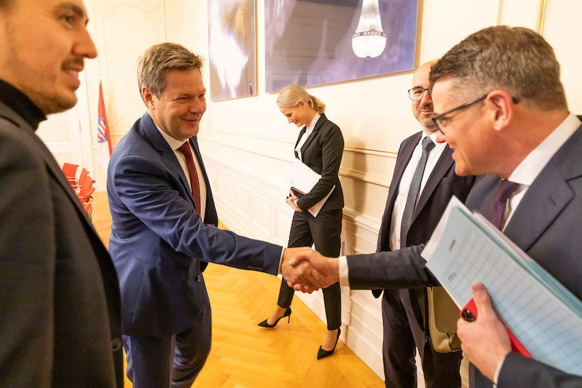 Bundeswirtschafts- und Klimaschutzminister Robert Habeck und der hessische Ministerpräsident Boris Rhein