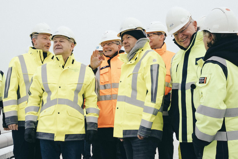 Robert Habeck mit Olaf Scholz und weiteren Politiker:innen bei der Eröffnung des schwimmenden LNG-Terminals in Wilhelmshaven