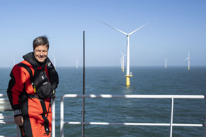 Robert Habeck vor Ort bei dem Offshore-Windpark Kaskasi nördlich der Insel Helgoland