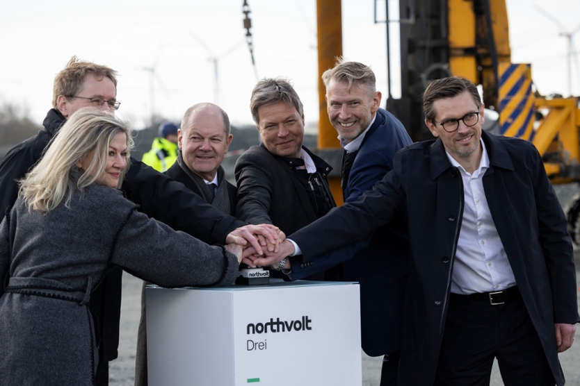 Gruppenfoto: Bundeskanzler Olaf Scholz, Bundesminister Robert Habeck und andere bei der Baustelle der Northvolt-Batteriezellfabrik in Schleswig-Holstein