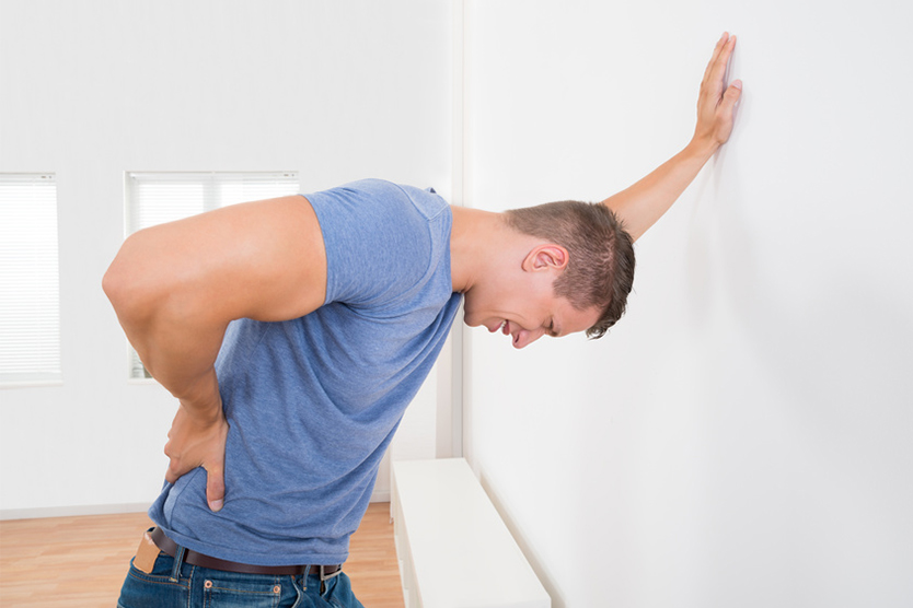 Wiederkehrende Rückenschmerzen? Ein neues Rückenband kann helfen.; Quelle: fotolia.com/Andrey Popov