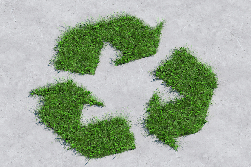 Grünes Recycling-Symbol aus GrasGrünes Recycling-Symbol aus Gras