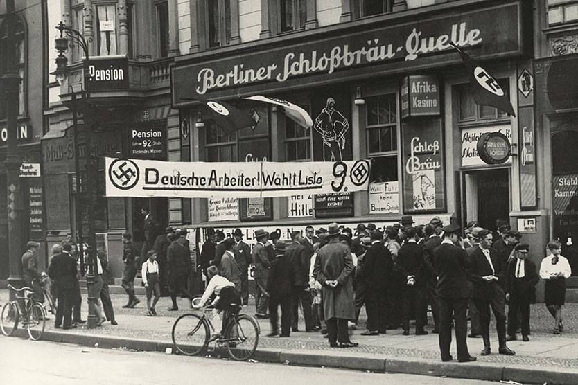 Wahlpropaganda vor einem Parteilokal der Nationalsozialisten in Berlin