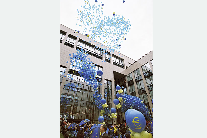 Luftballons mit Eurozeichen steigen in die Luft