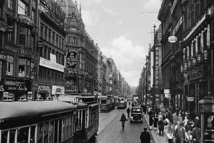 Belebte Straßenkreuzung im Berlin der 20er Jahre