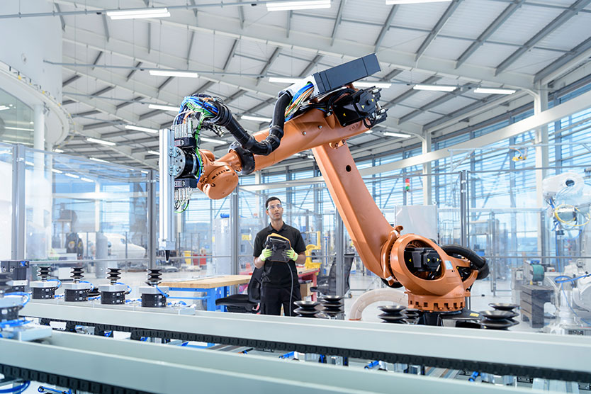 Arbeiter steuert Roboter