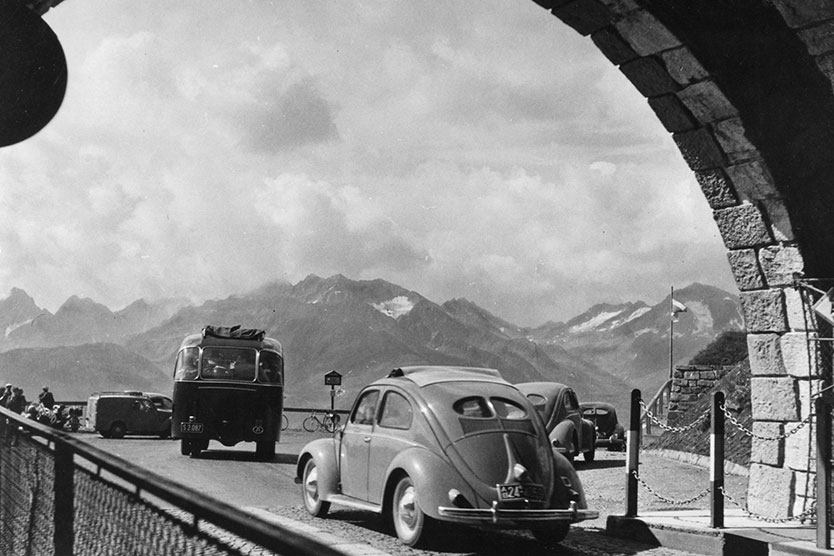 Autos auf Passstraße in den Alpen
