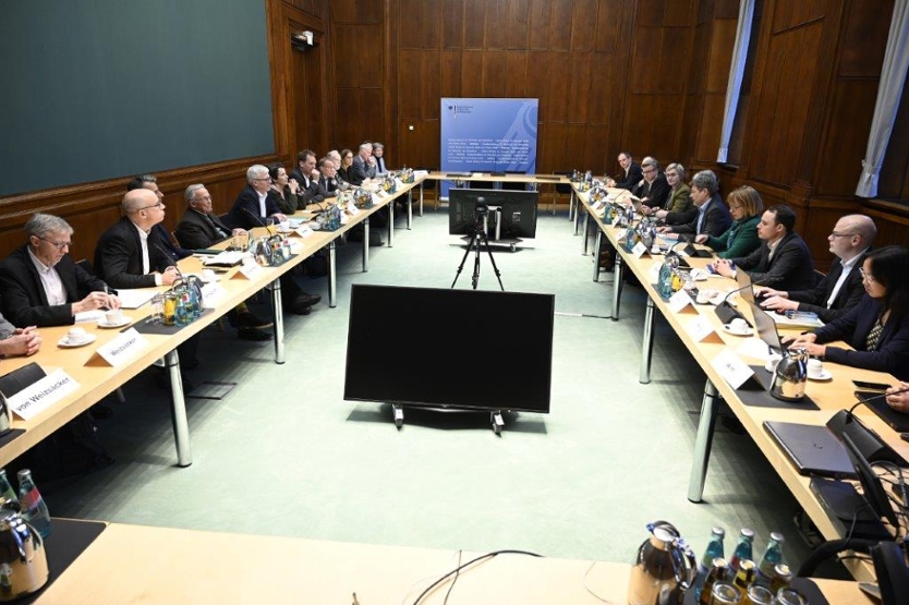 Mitglieder des Wissenschaftlichen Beirats sitzen rund um einen Tisch