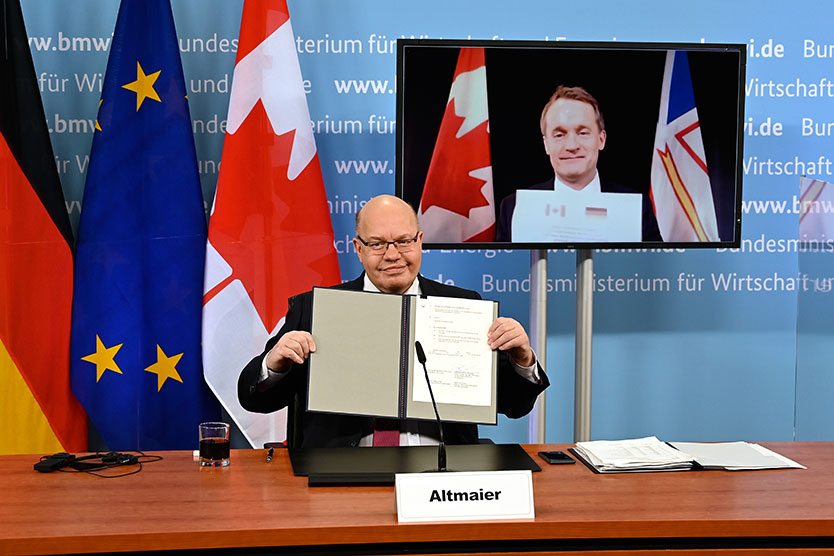 Bundeswirtschaftsminister Peter Altmaier und der kanadische Umweltminister unterzeichnen die Gründung einer Energiepartnerschaft.