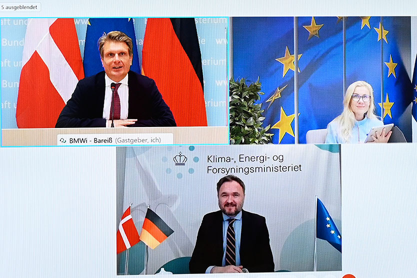 Der Parlamentarischer Staatssekretär Thomas Bareiß und der dänische Klimaminister Dan Jørgensen unterzeichnen im Beisein der EU-Energiekommissarin Kadri Simson ein Abkommen über solidarische Unterstützung im Falle eines Gasversorgungskrise.