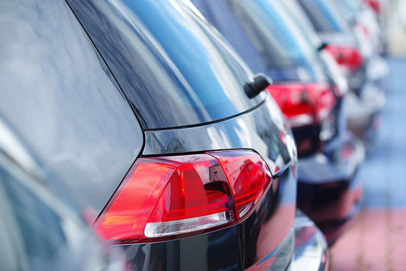 Heck von Autos zum Thema Verbrauchs- und CO2-Emissionskennzeichnung für Neufahrzeuge