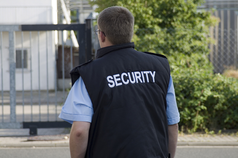 Mann mit Security-Weste zum Thema Bewachungsgewerbe
