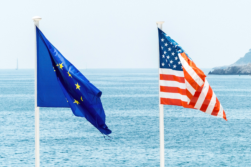 Flaggen EU und USA zur TTIP-Verhandlungsrunde