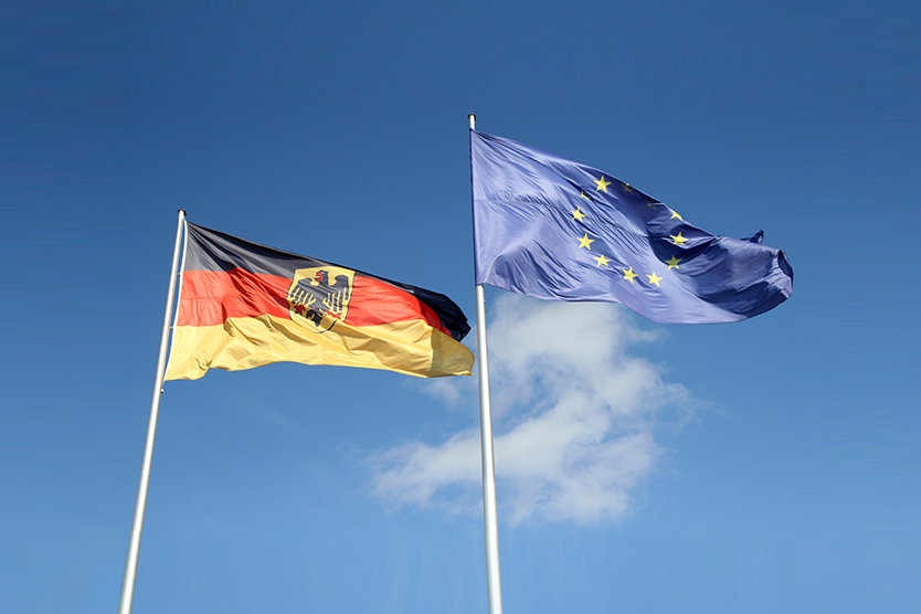 Flaggen Deutschland und EU zum Nationalen Reformprogramm 2016.