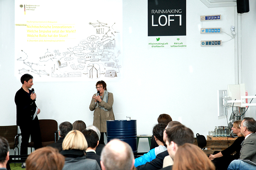Die Parlamentarische Staatssekretärin Brigitte Zypries im Berliner Start-up Hub Rainmaking Loft.
