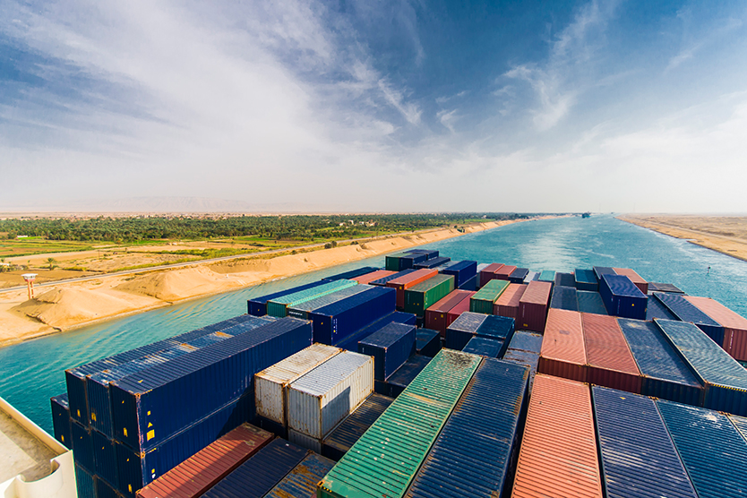 Container-Schiff im Suezkanal zum Thema wirtschaftliches Engagement in und mit Afrika.
