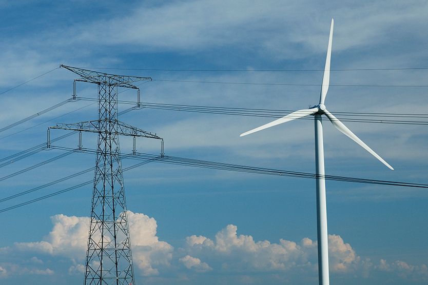 Windrad und Strommast zum Thema Energiewende