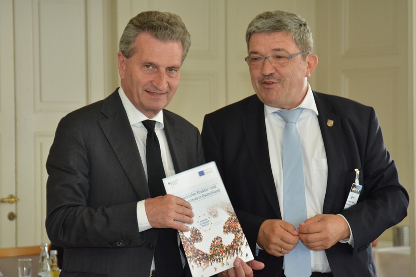 Übergabe der Broschüre: "EU-Strukturfonds und Investitionsfonds in Deutschland" an EU-Kommissar Oettinger
