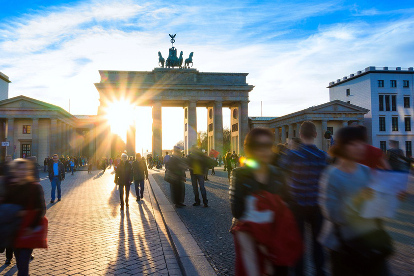 Touristen am Brandenburger Tor zu Deutschlandtourismus