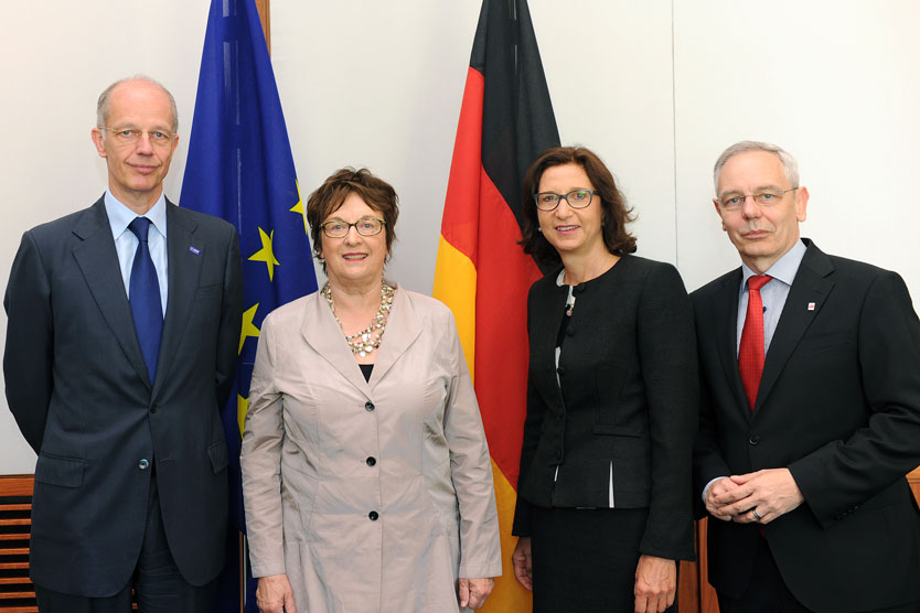 Bundeswirtschaftsministerin Brigitte Zypries (2.v.l.) mit dem VCI-Präsidenten Kurt Bock (1.v.l.), der BAVC-Präsidentin Margret Suckale (2.v.r.) und dem IGBCE-Vorsitzendem Michael Vassiliadis (1.v.r.).