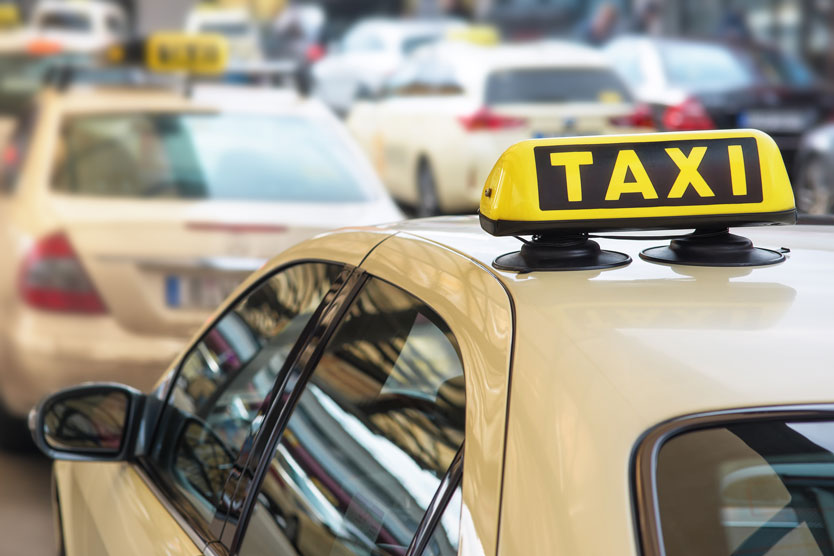Taxis in Reihe zum Thema E-Taxis