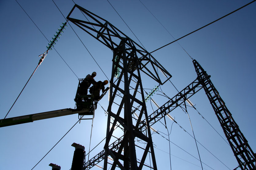 Männer arbeiten an Stromleitung