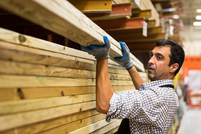 Mann arbeitet in Holzfabrik zum Thema Internationale Fachkräfte