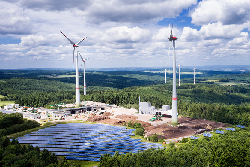 Windräder und Solaranlage zum Thema erneuerbare Energien