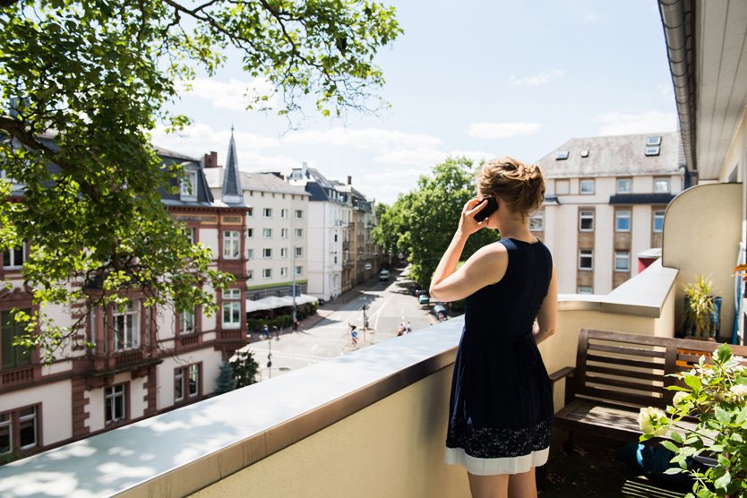 Junge Frau auf einem Balkon